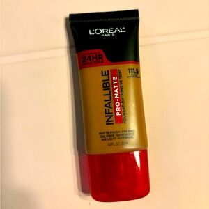 L’Oréal. Infallible pro-matte foundation. Color nutmeg 111.5. 24hr